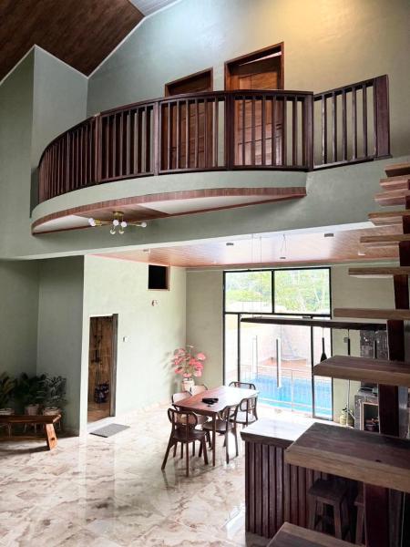 Na fotografii je vidět objekt Villa Sibolangit Satu Hati near Hillpark with private pool nacházející se ve městě Sibolangit.