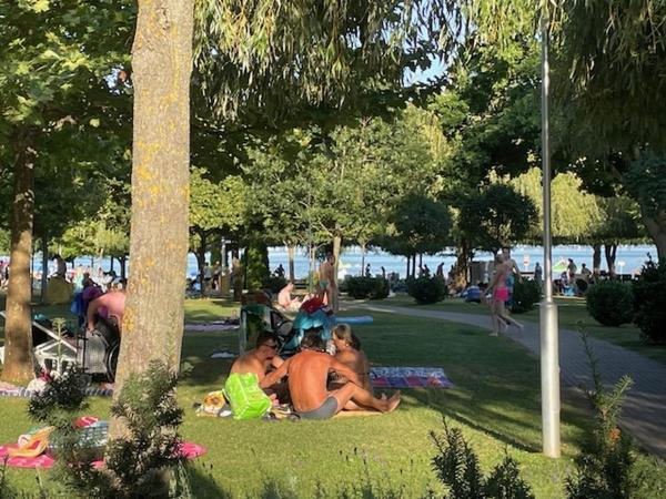På billedet ses objektet Liliom a Strandnál beliggende i byen Balatonfüred.