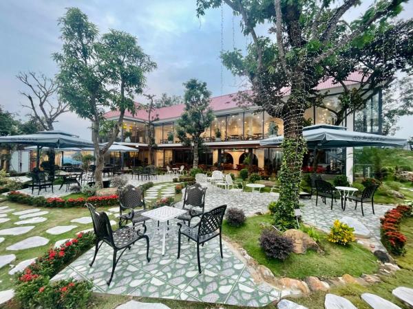 Na fotografii je vidět objekt Sen Plaza Hotel nacházející se ve městě Kinh Thượng.