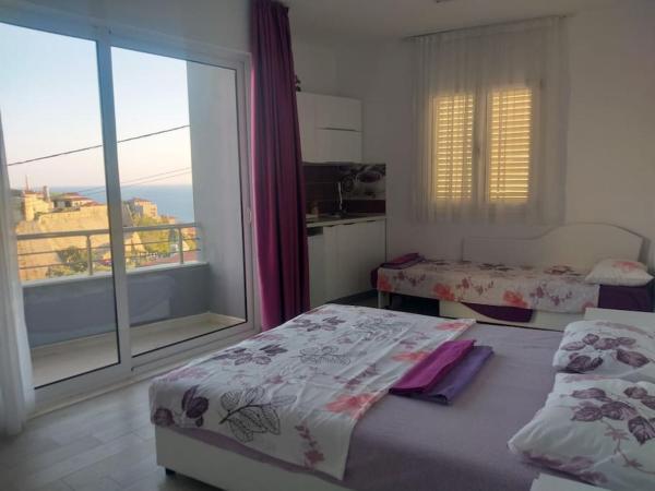 På billedet ses objektet Sea Violet beliggende i byen Ulcinj.