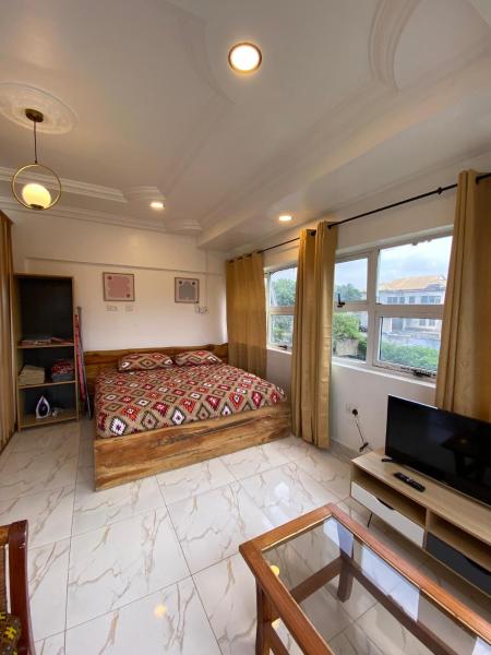 Big studio with balcony in Osu Accra, Akra