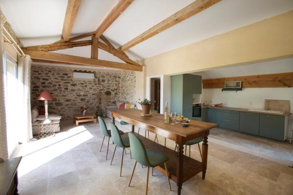 A la foto es mostra l'objecte Gîte isolé au cœur du vignoble situat a la ciutat de Roquebrun.