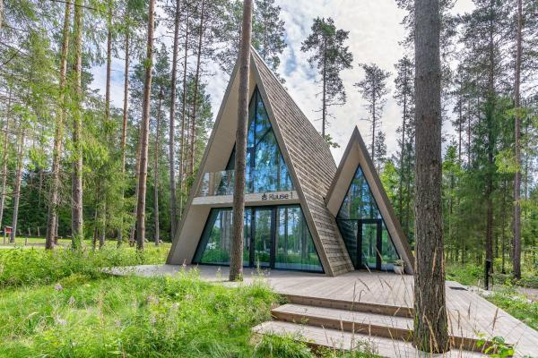 På bildet vises objektet Kuuse elamusmajad som ligger i byen Kõrveküla.