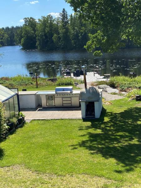 La photo montre l'objet Lakehouse med bastu, egen brygga och roddbåt situé dans la ville de Aplared.