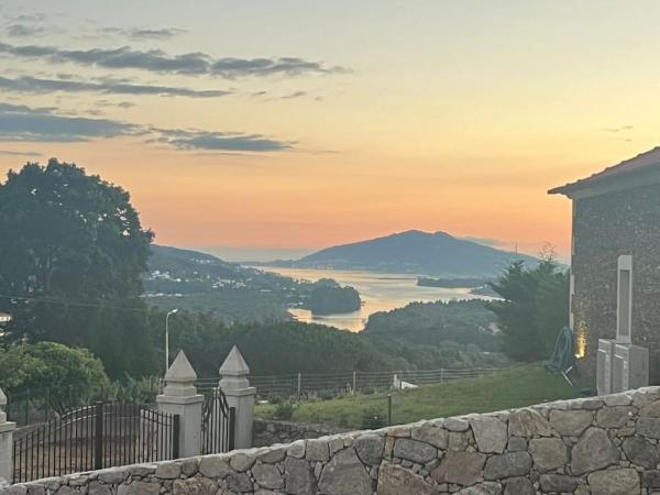 Nella foto è visibile l'oggetto Oliveiral Villa with River View, Heated Pool & Jacuzzi situato nella città di Bagoada.
