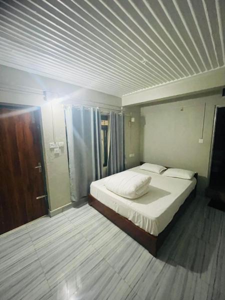 The photo shows the Deurali Guest House located in the city of Pokhara.