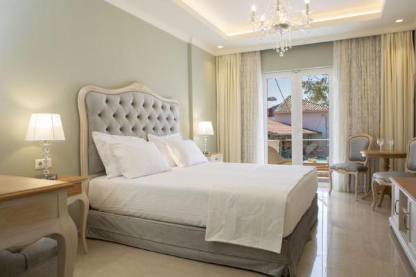 Na foto é possível ver o objeto VK Luxury Suites With Private Parking localizado na cidade de Nydri.