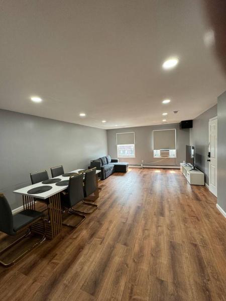 Na fotografii je vidět objekt Cozy Home, Easy Access to NYC nacházející se ve městě Passaic.