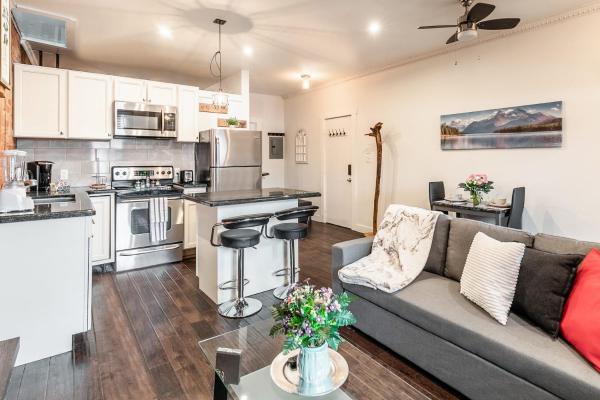 På bildet vises objektet Cozy 1BR Condo on James Street North som ligger i byen Hamilton.