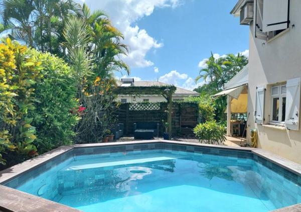 A la foto es mostra l'objecte Jolie maison avec piscine situat a la ciutat de LʼAnse Mitan.