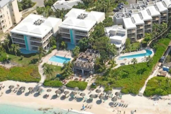Nella foto è visibile l'oggetto Luxury Beachfront Apartments Grace Bay Beach situato nella città di The Bight Settlements.