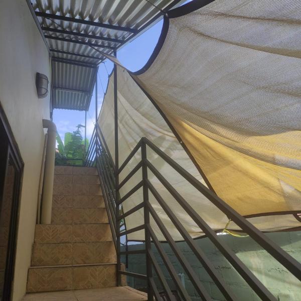 Na zdjęciu widoczny jest obiekt Cozy Apartements położony w mieście Flora.