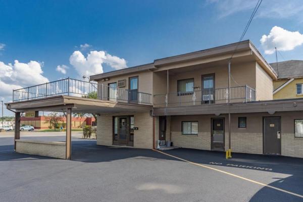 Na zdjęciu widoczny jest obiekt DuBois Manor Motel położony w mieście Penfield.