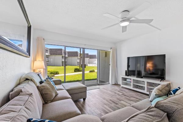 På billedet ses objektet Family Friendly Ground Floor Condo on Car Free Beach - Surfside 108 beliggende i byen Edgewater.