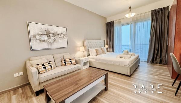 A la foto es mostra l'objecte Rare Holiday Homes - Lake View - The Crescent Tower - Dubai Production City - R1611 situat a la ciutat de Dubai.