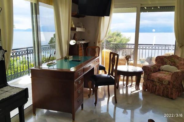 Na fotografii je vidět objekt Felicity Seafront Luxury House nacházející se ve městě Sésklon.