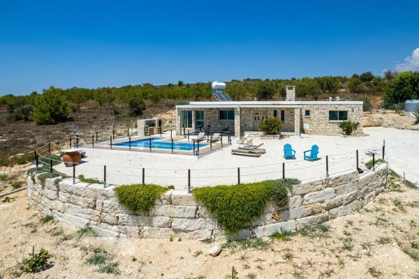 På bildet vises objektet Villa Il Pino by Nomads - A Private Nature Retreat som ligger i byen Kannaviou.