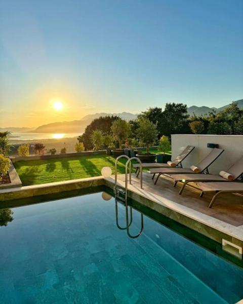 På billedet ses objektet Vila sa Sopstvenim Bazenom 2 beliggende i byen Kavač.