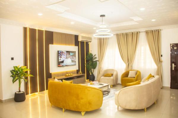 照片显示了位于Maitama市的Kolebus Luxury Apartments物件。