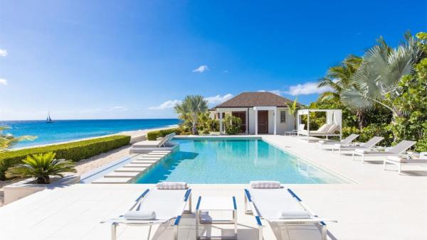 Auf dem Foto ist das Objekt Deluxe 4BR beachfront villa with sunset views in der Stadt Baie Longue zu sehen.