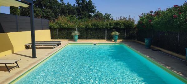 A la foto es mostra l'objecte Villa provençale entre Cévennes et Provence avec une grande piscine et un terrain de pétanque situat a la ciutat de Martignargues.