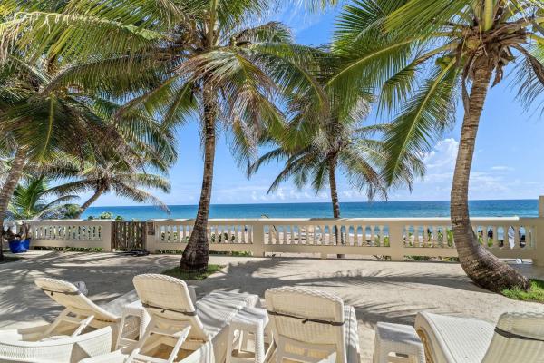 Sandy Beach Villa - Spectacular setting on the beach (full service generator), Rincón