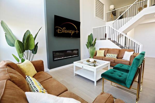 Na zdjęciu widoczny jest obiekt Luxury Retreat With AC Fireplace Garage Disney położony w mieście Devon.
