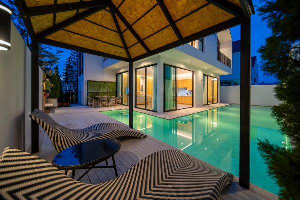 4 bedrooms Light luxury modern villa Large space 15m L-shaped swimming pool Family and friends vacation, Laguna Phuket