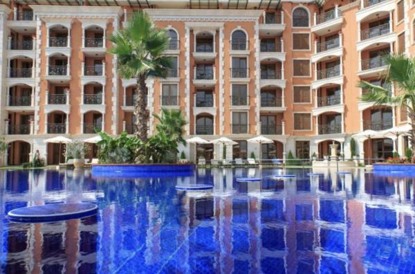 Na zdjęciu widoczny jest obiekt Ravda Cascadas położony w mieście Rawda.