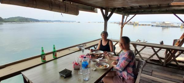 写真にはTanjung Ringgit市にあるEkas beach floating Homestay and resraurantが写っています。
