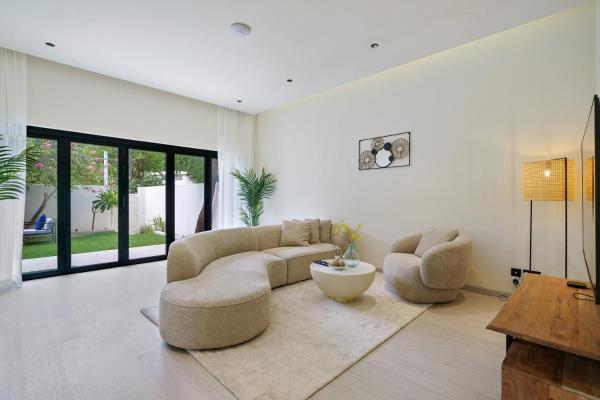På billedet ses objektet Backyard Bliss Villa in The Lakes 3BR plus maid's room beliggende i byen Dubai.