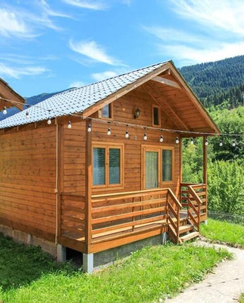 En la foto se muestra el objeto LogInn Cabin 6 Cozy Wooden Cottage in Mestia ubicado en la ciudad de Mestia.