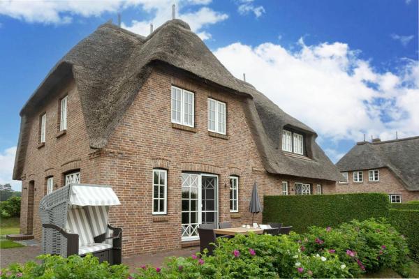 Na fotografii je vidět objekt Seesucht-Föhr - Moderne Reet-Haushälfte mit Sauna, Garten & Terrasse nahe Wattenmeer nacházející se ve městě Utersum.