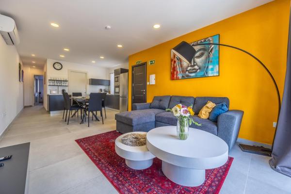 A la foto es mostra l'objecte Sleek & Stylish 2BR Accommodation with Large Private Terrace - Close to Saint Julian's & Tigne Shopping Mall situat a la ciutat de Sliema.