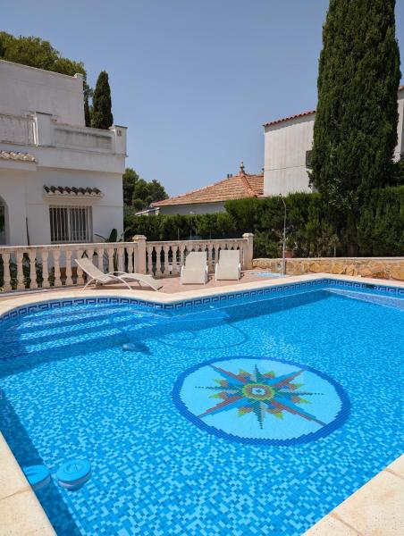 Auf dem Foto ist das Objekt Chalet independiente con piscina in der Stadt La Cañada zu sehen.