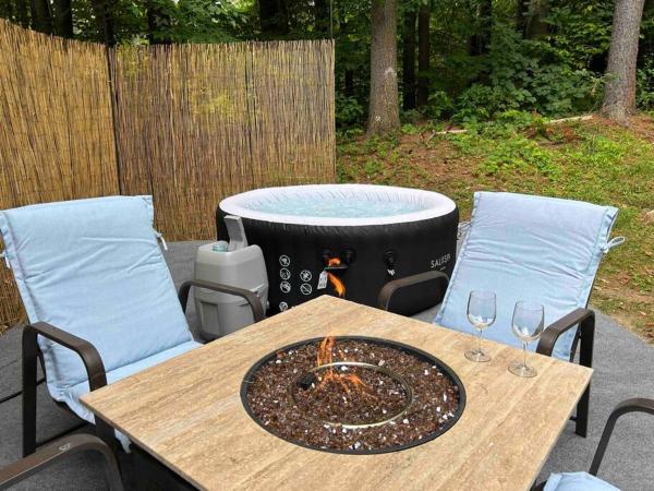 A la foto es mostra l'objecte Cozy Cottage Hot tub Retreat situat a la ciutat de Porter Corners.