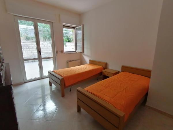 På billedet ses objektet Appartamento 3 letti con cucina e parcheggio privato gratuito beliggende i byen Candela.