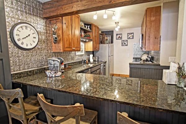 Deck with Views, Gas Grill, Renovated Luxurious Townhome on Burgess Creekの写真5