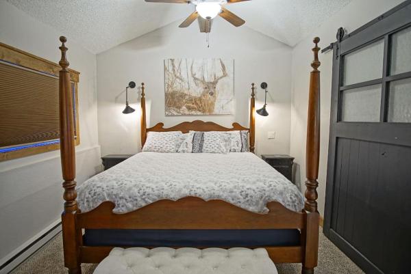 Deck with Views, Gas Grill, Renovated Luxurious Townhome on Burgess Creekの写真7