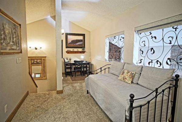 Deck with Views, Gas Grill, Renovated Luxurious Townhome on Burgess Creekの写真9