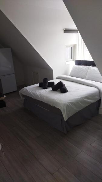 Studio style room, near Tooting Broadway station, London