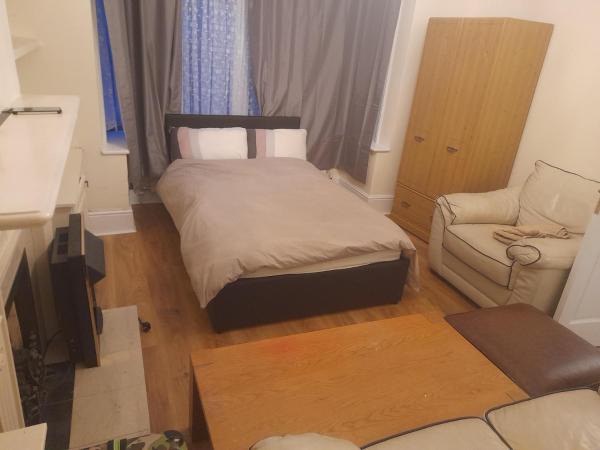 big room with free parking, London