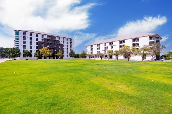 Na fotografii je vidět objekt Creston Grand Hotel Suphan Buri nacházející se ve městě Suphan Buri.