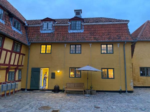 På bildet vises objektet Lejlighed i den gamle Købmandsgård som ligger i byen Revninge.