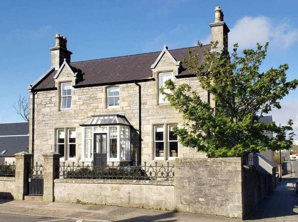 A la foto es mostra l'objecte Beautiful 3-Story Townhouse in Central Lerwick situat a la ciutat de Lerwick.