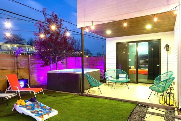A la foto es mostra l'objecte Hot Tub Club - Rainey Street - 6 min walk situat a la ciutat de Austin.