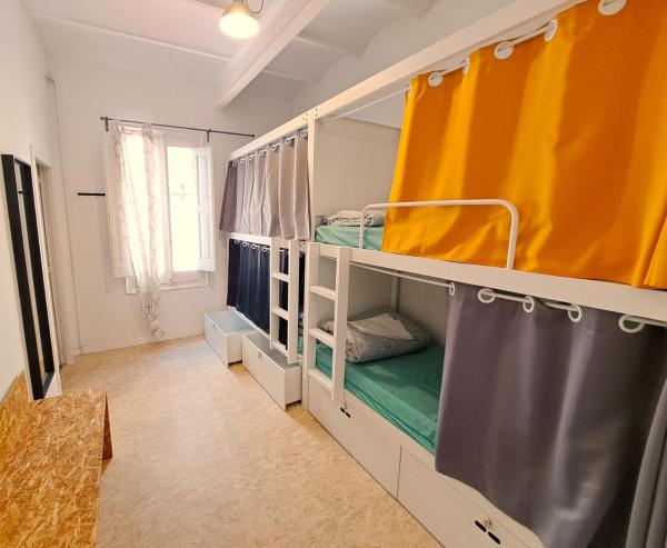 4床女性宿舍间的1张床位 - 带共用浴室 — 12 m² - Bed & Bike Barcelona