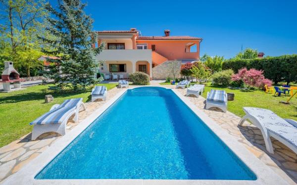 Nella foto è visibile l'oggetto Ferienhaus mit Privatpool für 8 Personen ca 240 qm in Vrecari, Istrien Ostküste von Istrien situato nella città di Nedeščina.