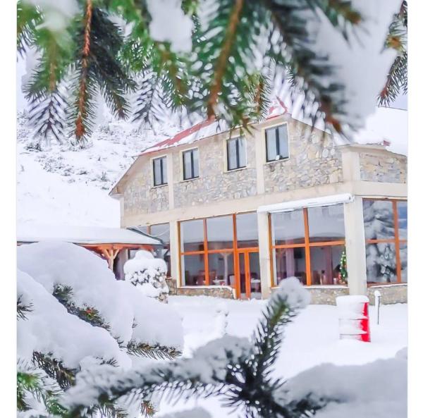 Na foto é possível ver o objeto Victorian Heights localizado na cidade de Siničane.