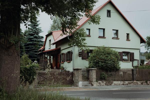 Na zdjęciu widoczny jest obiekt Noclegi Zielona Gęś położony w mieście Szarocin.